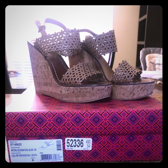 Beautiful Tory Burch Sandals barely worn! - Picture 1 of 3